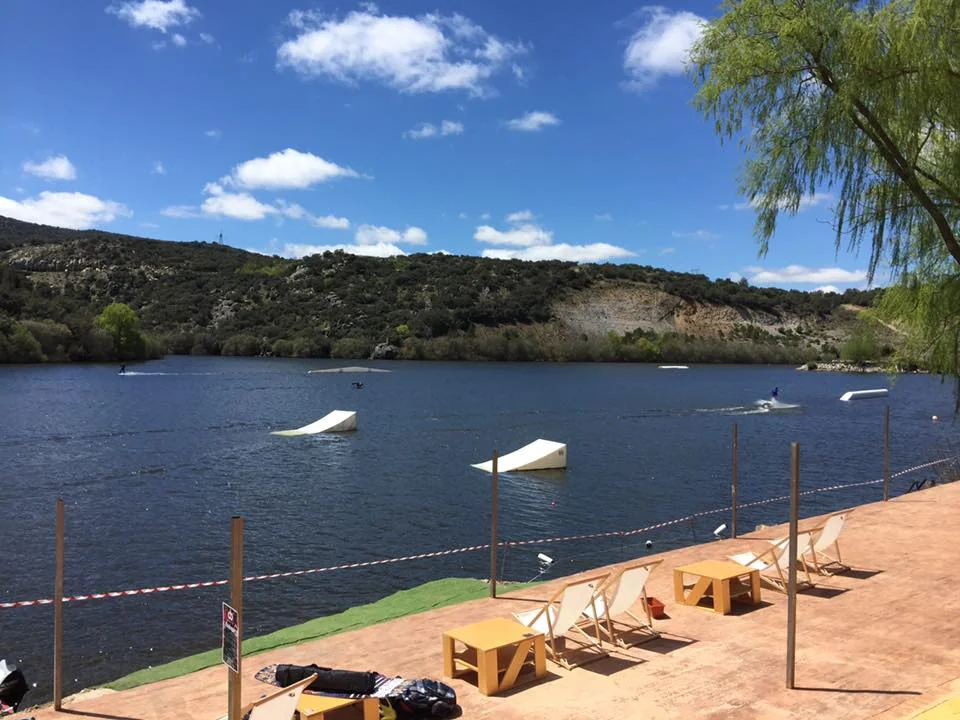 El lago y los módulos del wake park