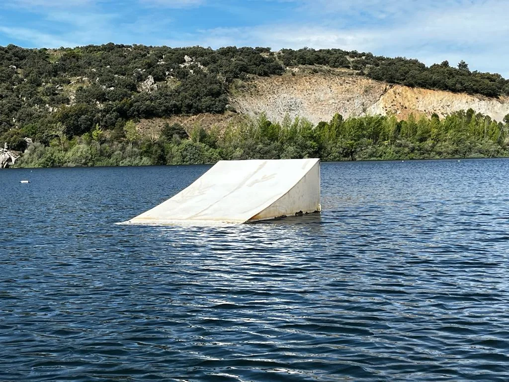 Módulo de wakeboard sobre el lago, vista 2