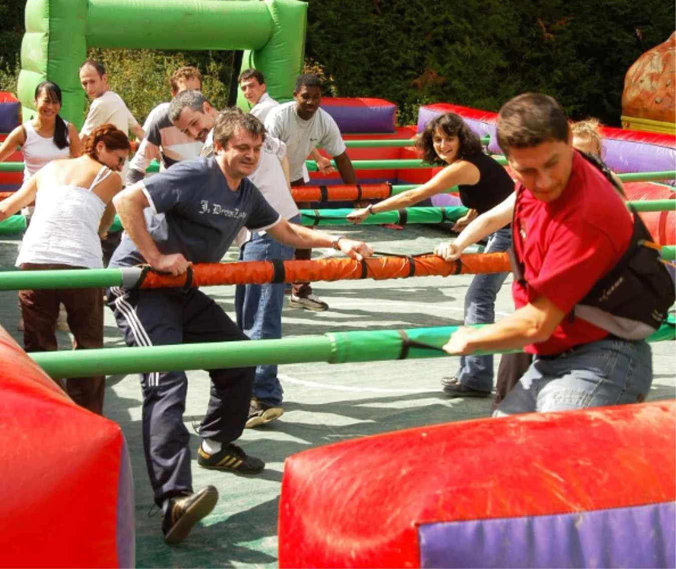 Actividad de futbolín humano en grupo